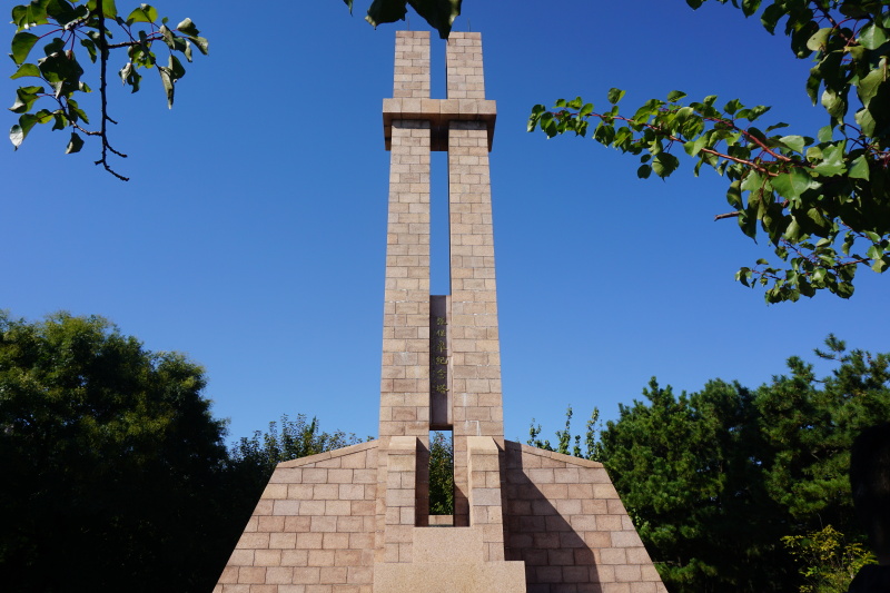 张保皋纪念塔:纪念塔高15米,两柱相隔0.