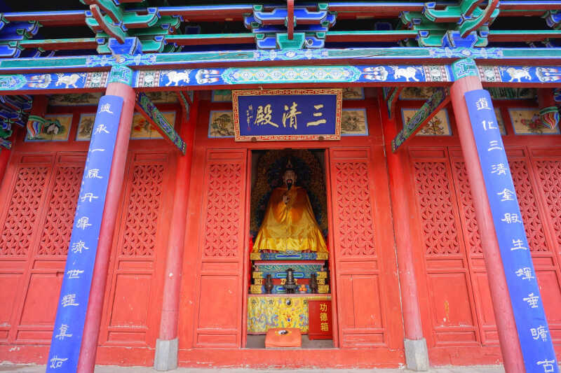 三清殿供奉着道教的三大天尊,即玉清元始天尊,上清灵宝天尊,太清道德