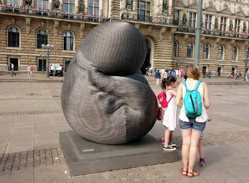 市政厅广场的西侧有德国大诗人海涅左手托腮沉思的雕像