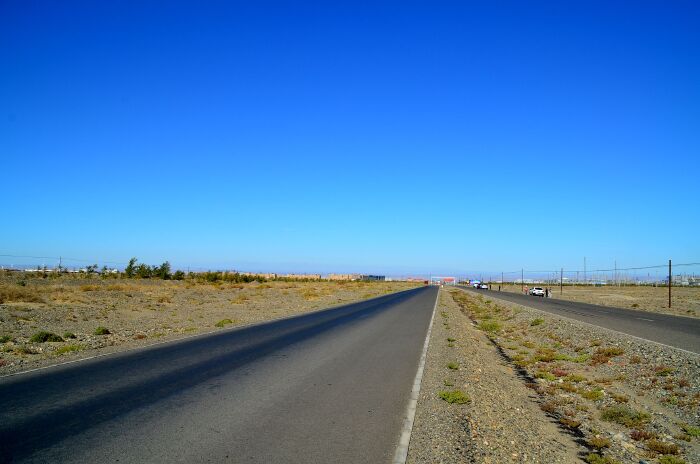 吃过午饭,接着出发, 笔直的马路通向远方