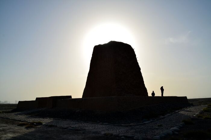 不熟悉地形的人若遇风暴,有迷失方向的危险,哈密雅丹地貌东起烟墩外的