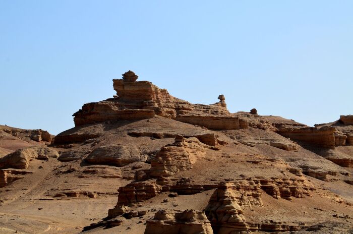 不熟悉地形的人若遇风暴,有迷失方向的危险,哈密雅丹地貌东起烟墩外的
