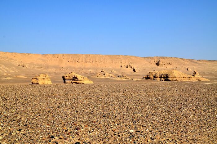 不熟悉地形的人若遇风暴,有迷失方向的危险,哈密雅丹地貌东起烟墩外的