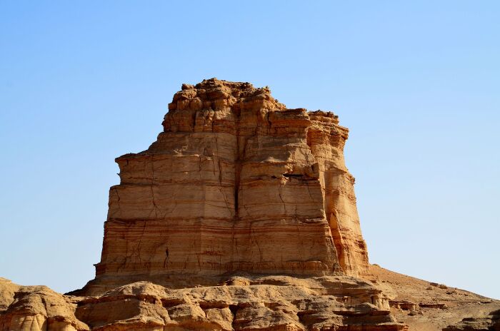 不熟悉地形的人若遇风暴,有迷失方向的危险,哈密雅丹地貌东起烟墩外的
