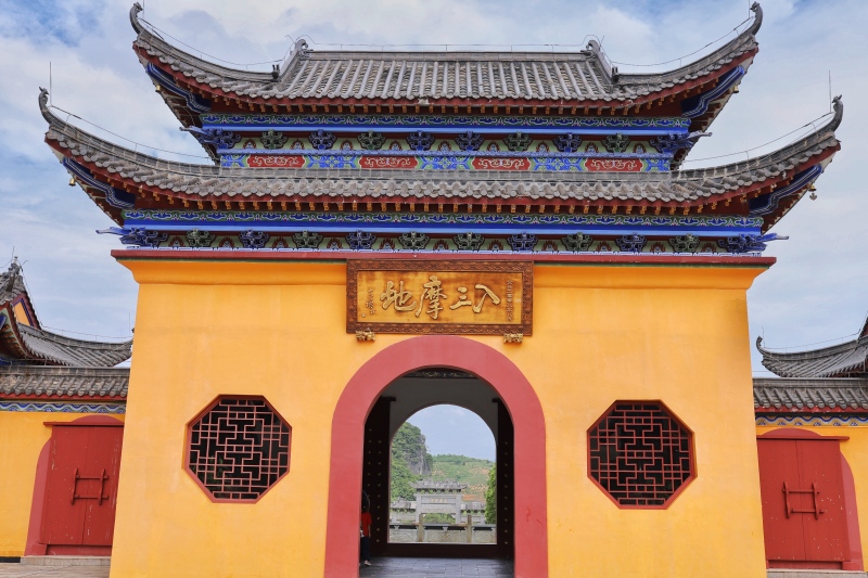 东华寺的殿堂依东华山而建,三门殿,大雄宝殿,藏经阁