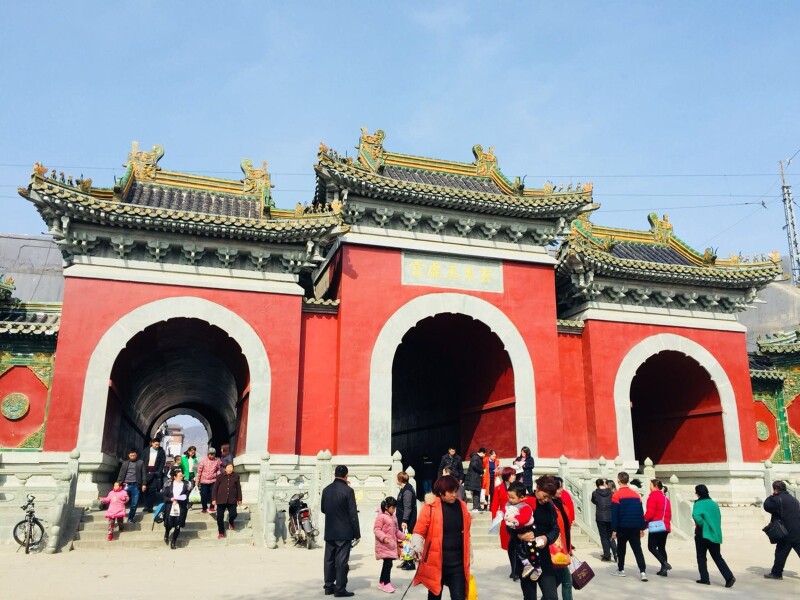 我们乘206路,4站左右就到玉虚宫步行街下车