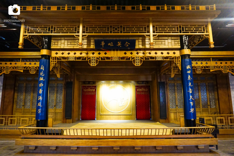 复原的是明代昆曲的演出场所,戏台的样式和配色都很古朴但不失华美