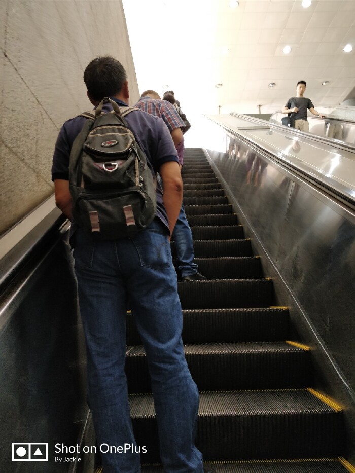 电梯上行人都靠左站立,和国内正好相反.