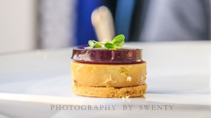 鹅肝慕斯配上新鲜的红酒冻入口浓郁丝滑,让人赞不绝口