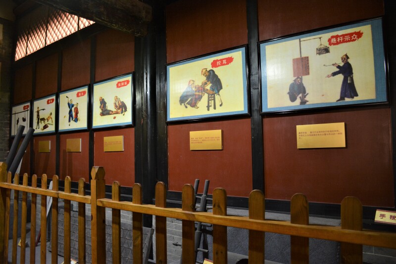 门房处,有衙门刑具展 以图片,文字,实物的形式向游客介绍了古代的刑罚