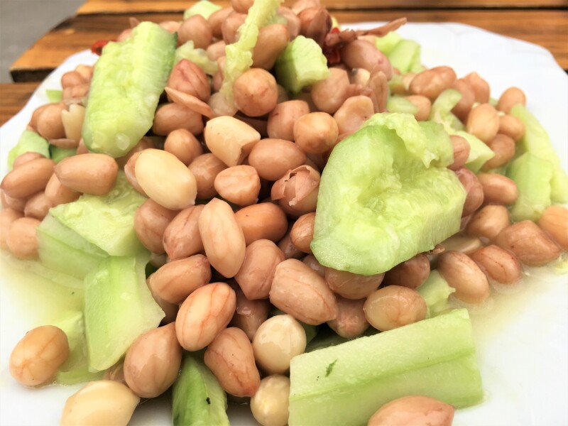 除了烧烤,还点了两份凉菜