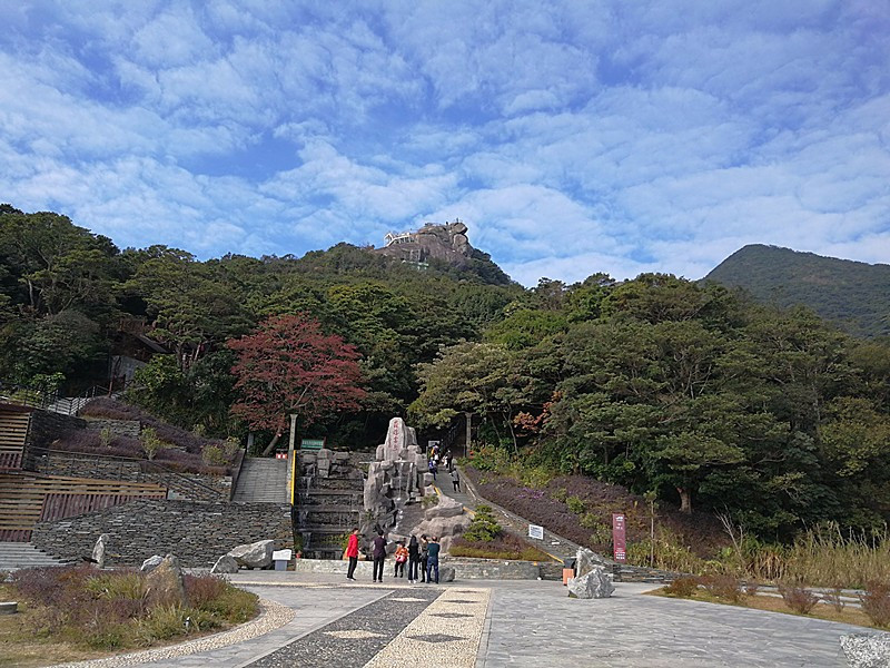 羅浮山又名東樵山,是中國道教十大名山之一,主峰飛雲頂,山勢雄渾,風景