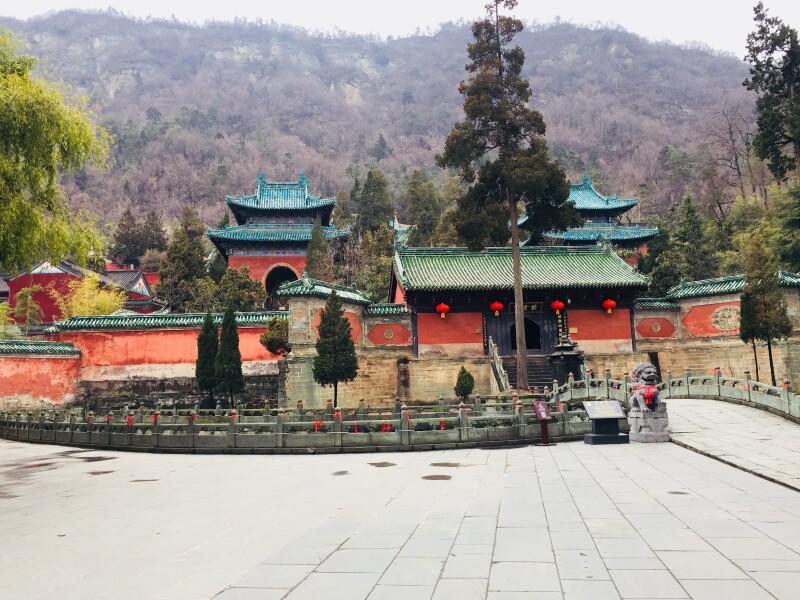 紫霄宫全景,图中的桥和天安门前是桥同名——金水桥,桥下的河是玉带河