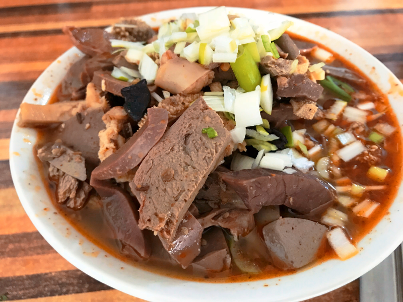 大同羊杂,在老城区一家小店吃的,黄糕配羊杂,完美