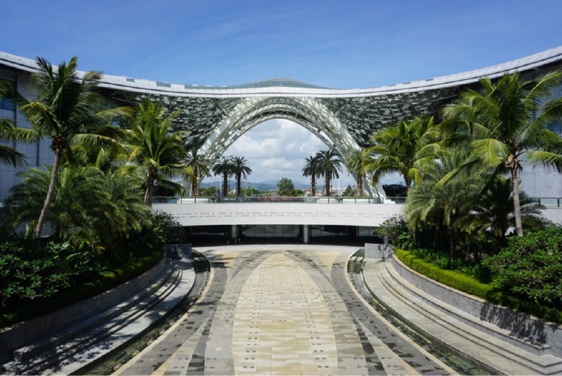 从大东海,三亚湾和亚龙湾都有免税店的免费班车可以搭乘,一般在亚龙湾