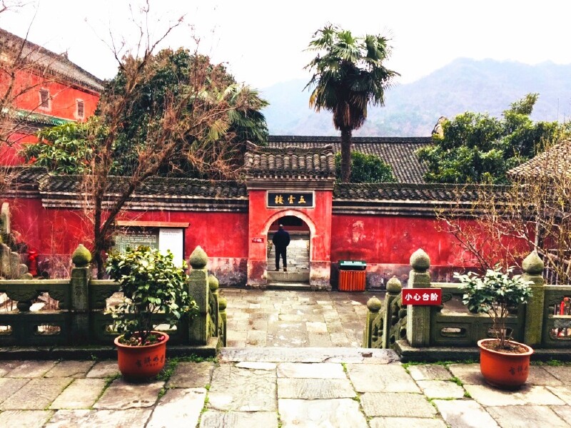 复真观的五云楼,也叫五层楼,高15.8米,是现存武当山最高的木构建筑.