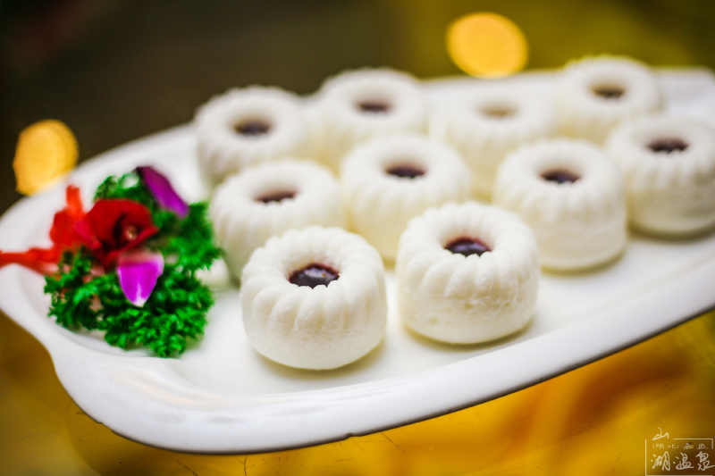 身在玻璃池,面朝山湖景,摘下月亮给你,山湖温泉浪漫而惬意!