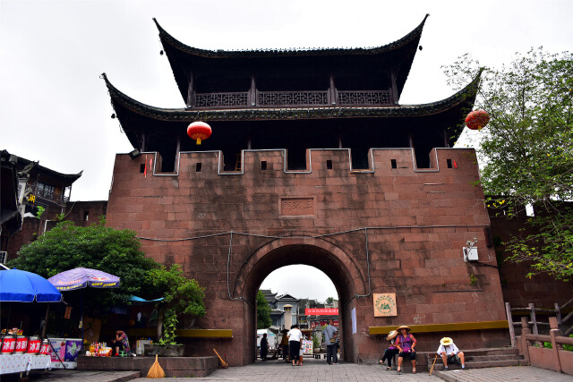 西城门又叫阜城门,是一幢由红砂石砌成的城楼.