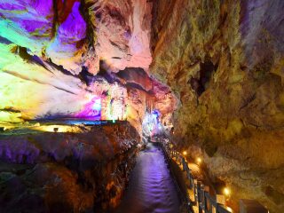 万华岩溶洞旅游风景区