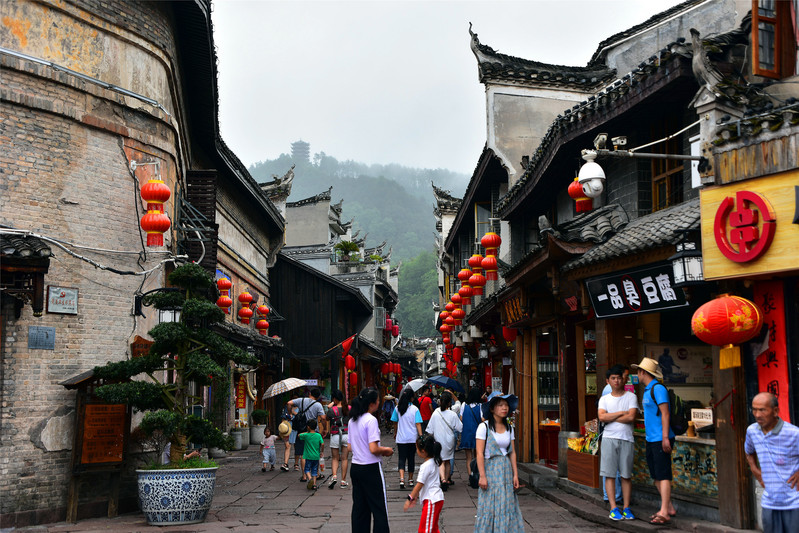 热闹的东正街.背后的山峰是南华山.