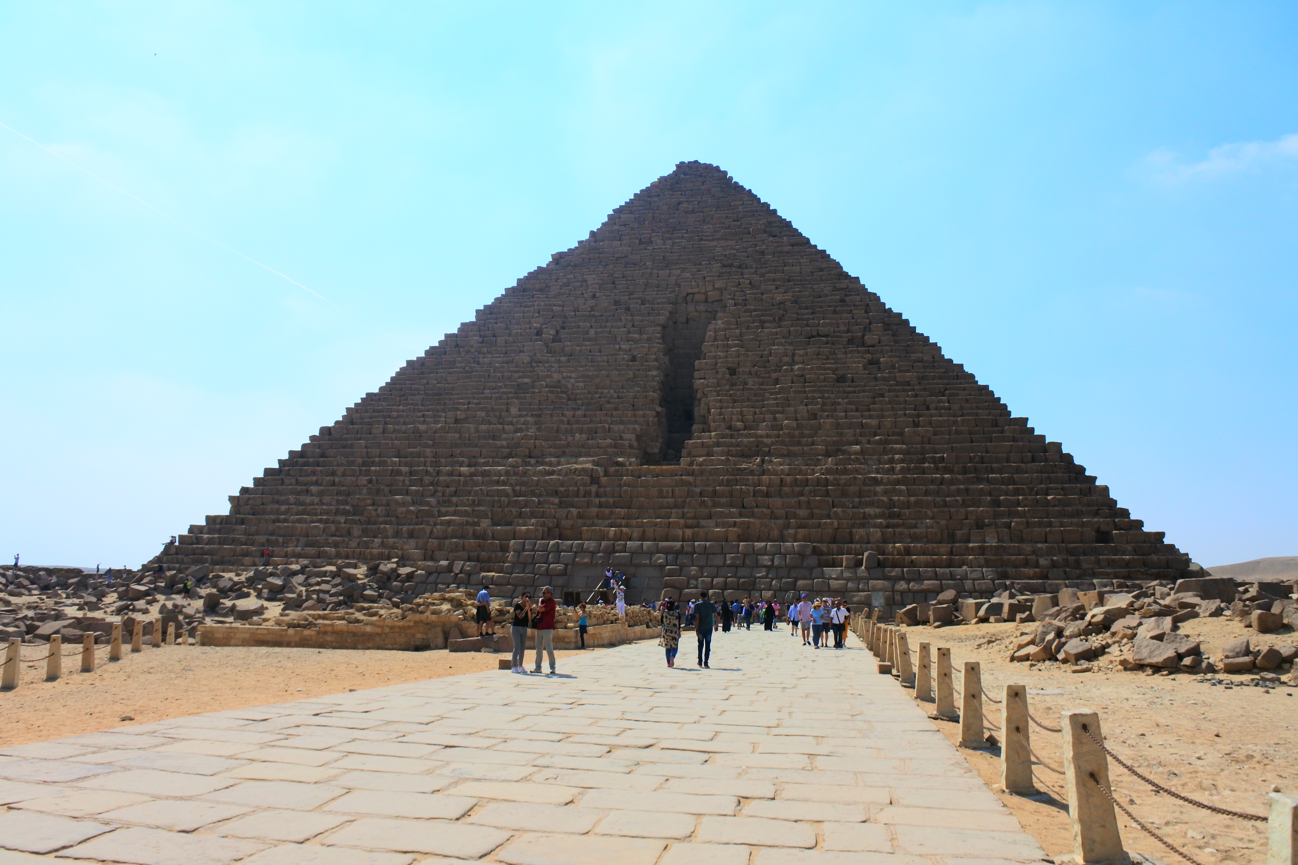 胡夫金字塔可以攀爬头几层吗内部参观是不是有人数限制