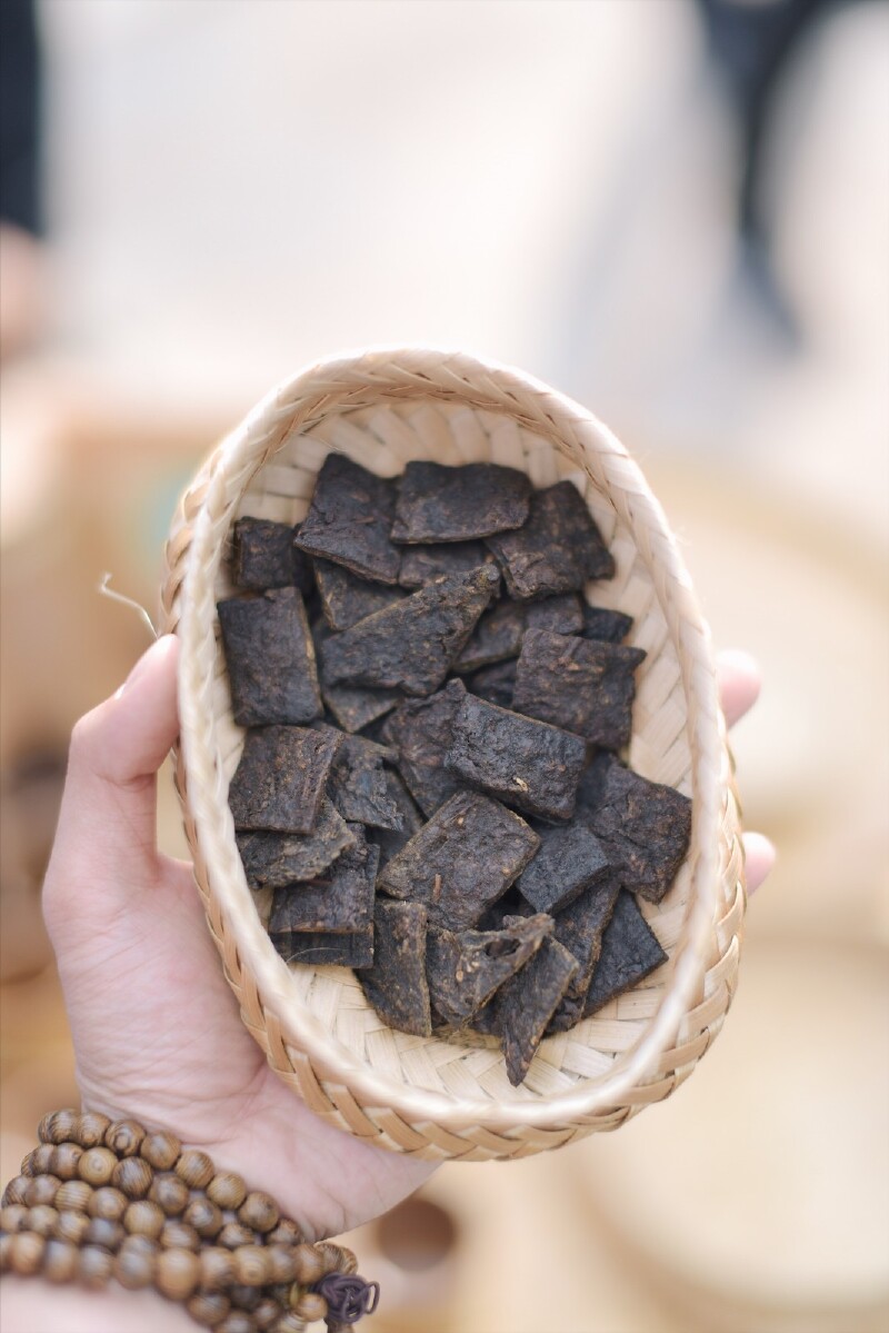 居住在大山深处的德昂族人,一生中离不开茶