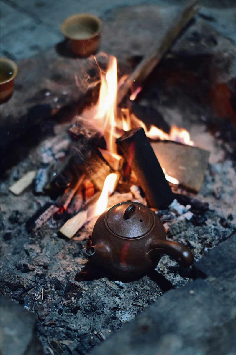 是在夜深人静时,也是旅途的最后一个夜,四哥点起火堆,烤一壶火塘烤茶