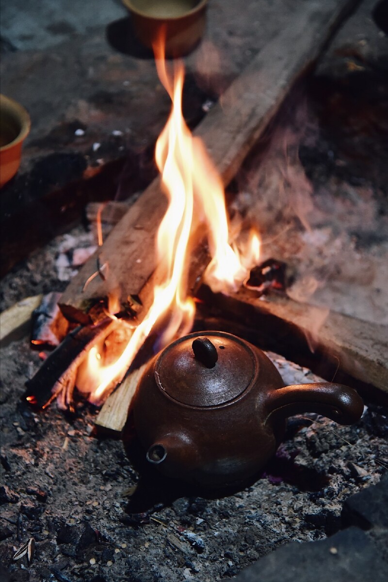 是在夜深人静时,也是旅途的最后一个夜,四哥点起火堆,烤一壶火塘烤茶