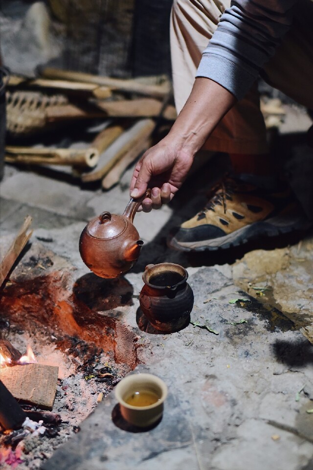 是在夜深人静时,也是旅途的最后一个夜,四哥点起火堆,烤一壶火塘烤茶