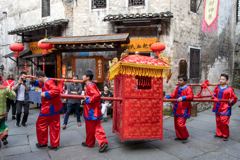 一纸拜帖穿越回古代满地npc还能逛青楼