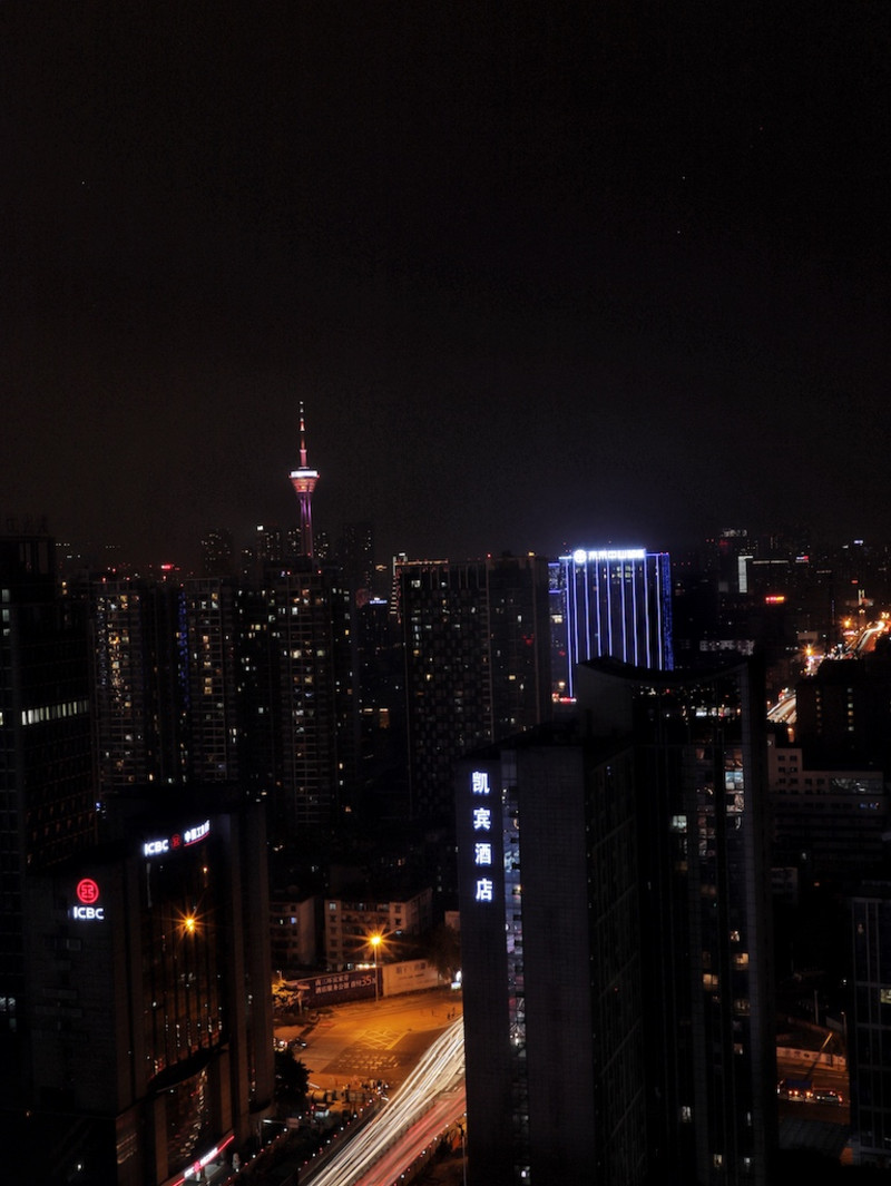 夜景攻略,说九眼桥附近的天紫界商业大厦可以爬楼拍到,俯瞰到成都的