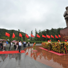 SHAOSHAN - OCTOBER 1: Copper statue of chairman Mao Zedong on October 1, 2011 in Shaoshan, China. The monument has been erected to honor Mao who lead the war against the Japanese and Kuomintang