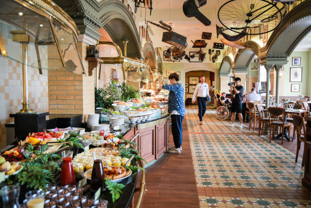 午餐我们是在迪士尼酒店的自助餐厅解决的.