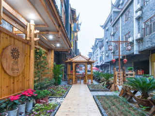 虎耳草屋江景民宿（凤凰古城店）