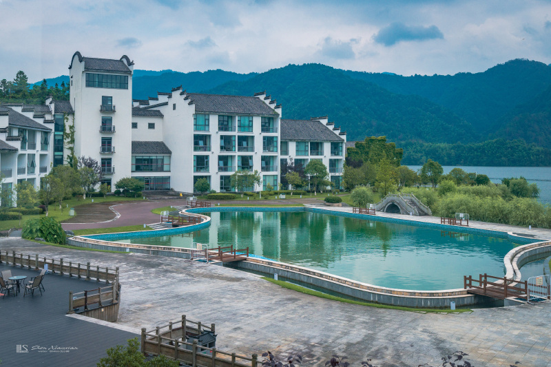 国际大酒店,距离宏村景区很近,开车五分钟左右的行程,就在奇墅湖边上
