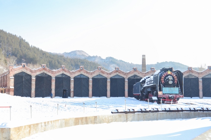 这座车库是世界上唯一的保存较为完整的扇形蒸汽机机车库.