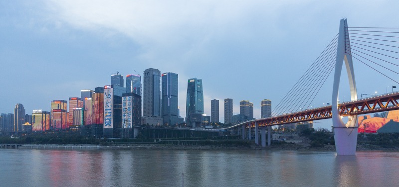 重庆千厮门嘉陵江大桥,全长720m,起于重庆市渝中区,在洪崖洞旁跨越