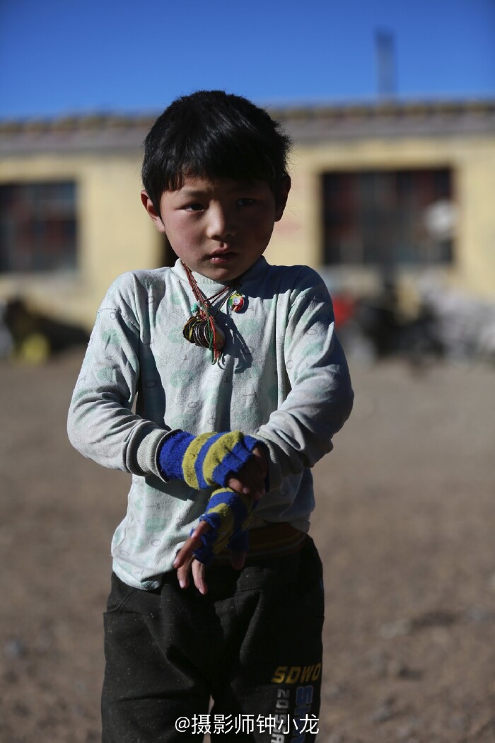 年纪大点的小男孩说自己八岁了,他是这家里唯一能说一点汉语同我们