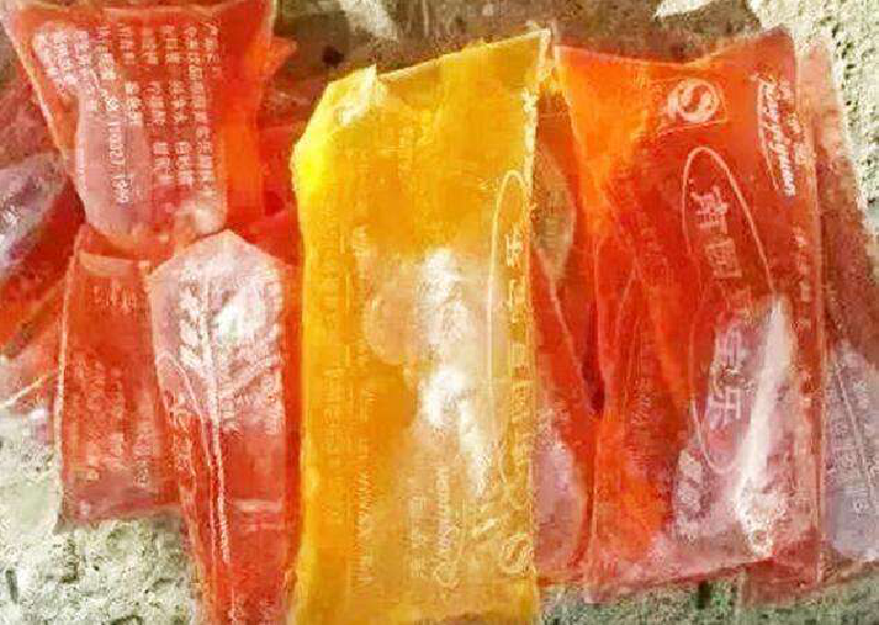 一毛钱一袋儿的冰水儿五颜六色,一时间风靡了整个夏天.