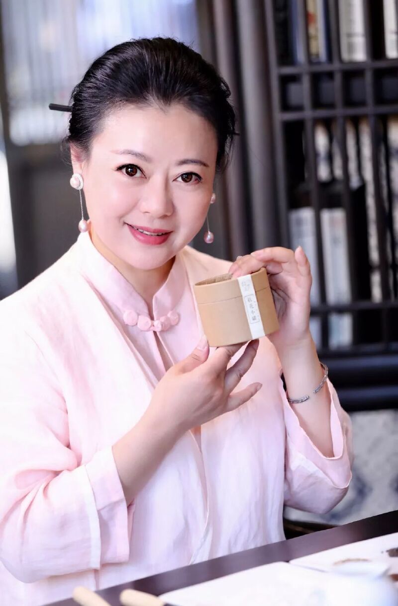 郑蓉蓉老师还会习惯性地将画板,画布,颜料等工具带在身边,聊到尽兴处