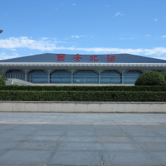 August 8, 2017, xi 'an north railway station, which is a railway station. The number of passengers is also a landmark.