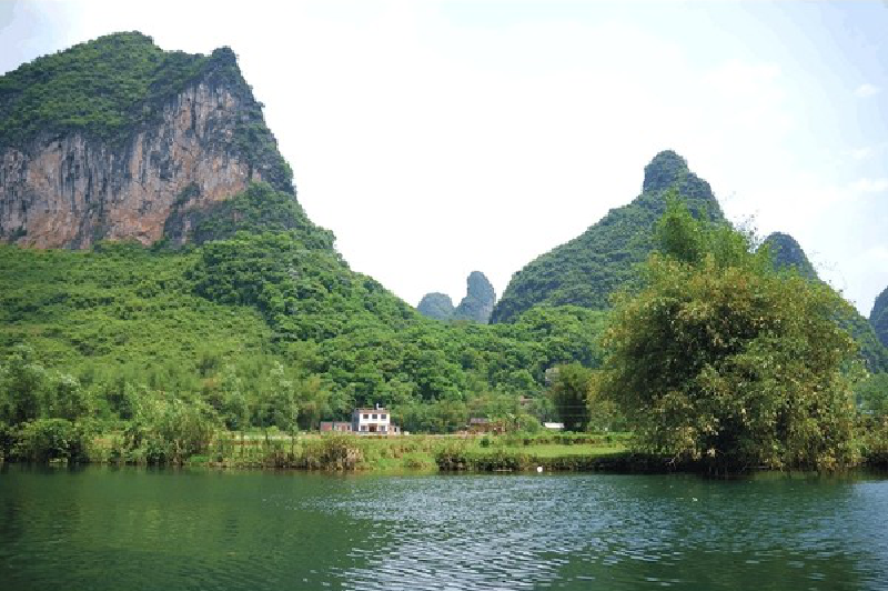 仔细看两山之间的小山峰像什么? 对了,像人的大拇指.