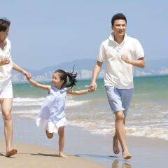 一家三口在海滩嬉戏