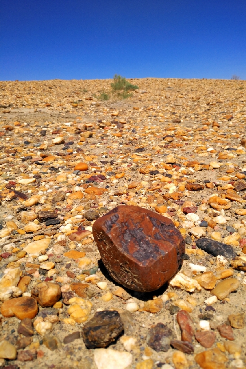  而所谓的宝石滩就真的是一堆乱石