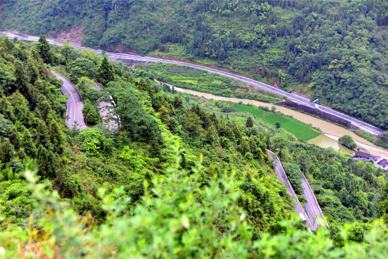 我们站在悬崖边上,尽量把身体前倾,才能勉强看到湘川公路的一部分.