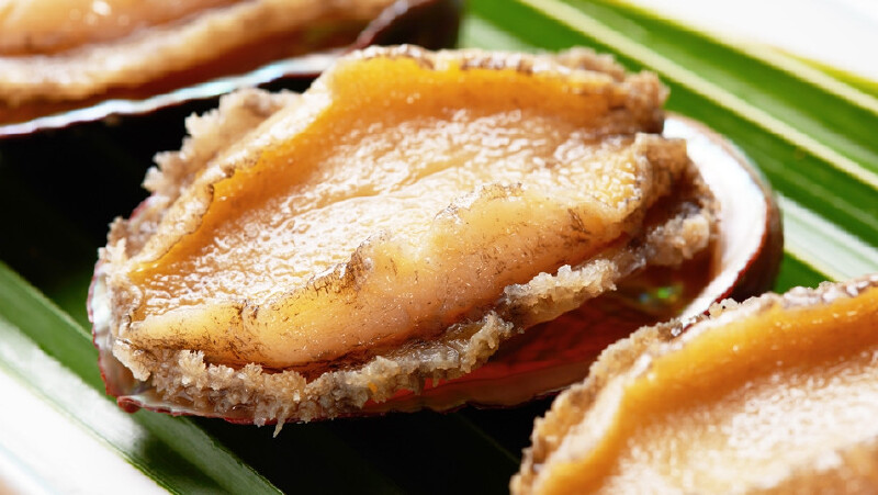 在三亚玩,来海南鲍鱼是必吃的,鲍鱼是三亚"三绝"之一.