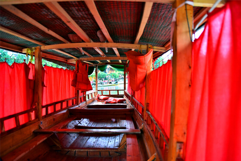 小船的船舱布置得喜气洋洋的.