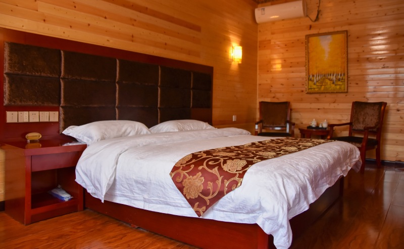 在乌鞘岭国际滑雪场内有住宿,也有餐饮和娱乐.