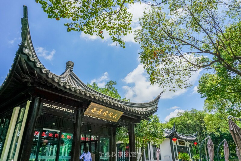 这里就是我们要上船的码头会景园码头.这个码头这里也弄得古色古香的.