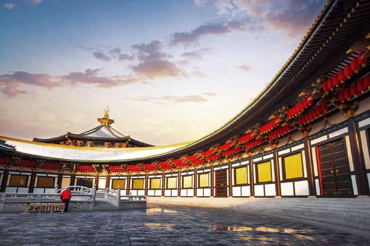 唐城西明寺截其一隅,院内设奇石,雅木,铜钟,古塔,清淡古朴.